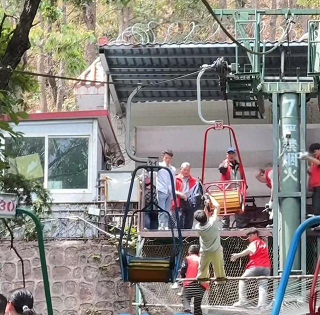 四川一景区突发意外，家长和孩子从缆车掉入防护网，景区回应：是游客临时不想坐缆车导致