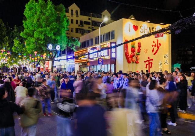 中秋遇国庆 沙市“城市漫游”绘就家国同庆画卷