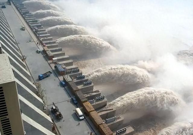 修建三峡工程，日本故意提供4000吨劣质钢材，中国海关如何应对？