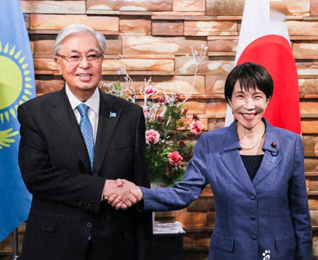 天皇亲自出山，日本对中国的反击正式开始，高市早苗憋出了一妙计