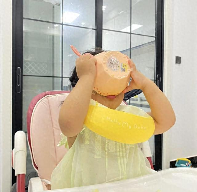 秋冬多给孩子煮苹果水喝，清内热、养脾胃，孩子少生病、睡得香！