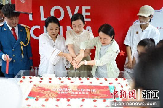 浙江龙湾：寺前街“禧集”开市 点燃民众游客热情