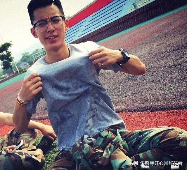 王鹤棣学生时代照片，说实话这颜值挺一般啊，感觉全靠发型撑着
