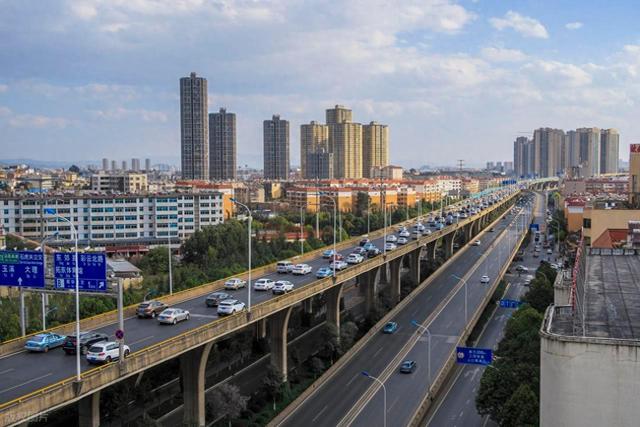 刚从昆明回来，毫不客气说，绝对是计划单列市中，适合宜居的！