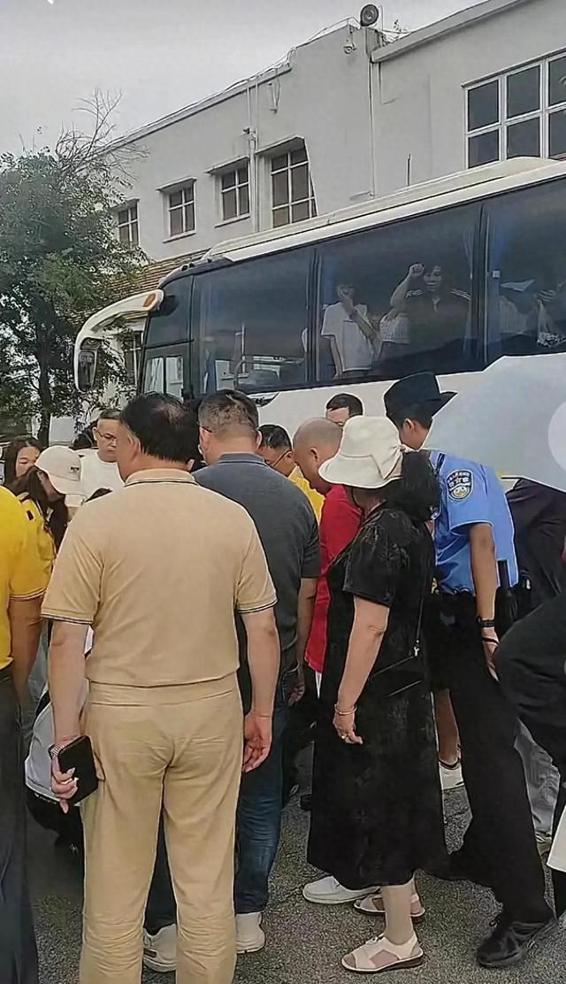 欺人太甚！私人订制旅游团与司机起争执，将129名游客甩到服务区