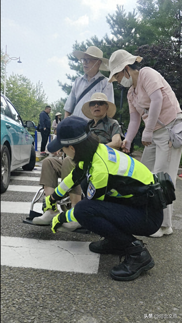 解缓行停车难题，热心服务游客……河北交警滨海铁骑争做文旅形象大使