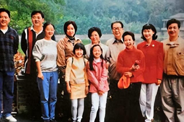 1965年，李鹏总理和两个儿子李小鹏、李小勇在北京，一张罕见合影