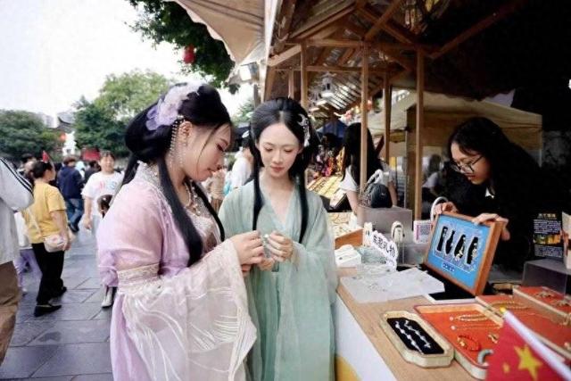 以场景创新撬动消费活力 国庆假期“成都礼物”成为文旅新引擎