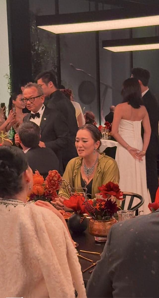 巩俐一头银发现身晚宴！从容老去拒绝修饰，真实状态最美！