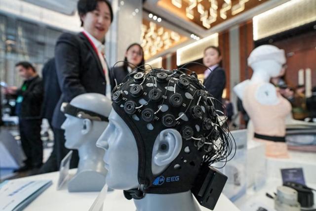新华鲜报丨妙想照进现实！中国提出到2027年脑机接口关键技术取得突破
