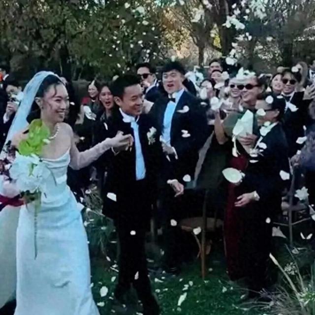 霍启刚弟弟霍启仁在玉龙雪山举办婚礼，新娘为泰国华裔	，二人已相恋5年，霍震霆、朱玲玲	、霍启刚现身现场
