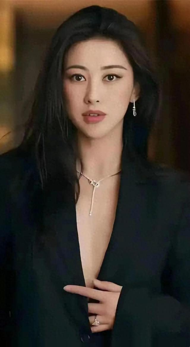 朱珠竟然真空出行边走边喝饮料 这厚度这粗度还有腰身 这样穿舒服吗