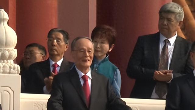 民进党破大防！洪秀柱不但出席阅兵，座次还不简单，宋楚瑜提要求