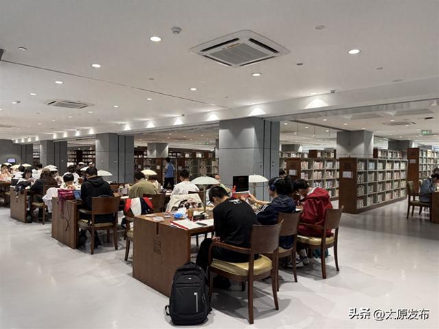 假期觅书香 阅读“充电”忙