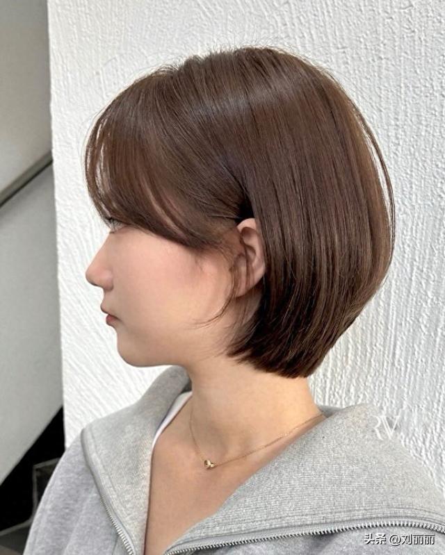 长脸适合什么样的短发型（女士轻法式层次Bob短发解锁当代女性的松弛感发型美学）