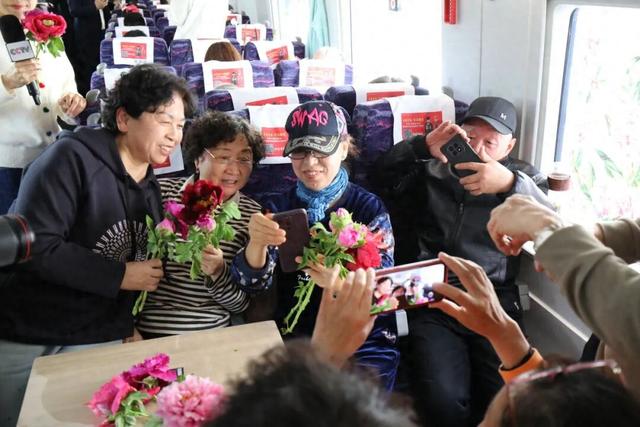 限时开行！列车串起繁花与海滨画卷！