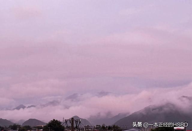 暴雨过后云雾之上，彩虹晚霞遥相辉映