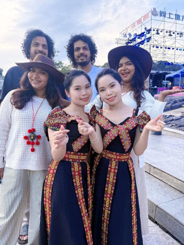 双倍可爱！韶关双胞胎带着瑶文化走向世界