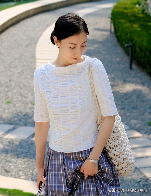 其实，“低扎发”才是最适合中年女人的发型，优雅减龄还显气质