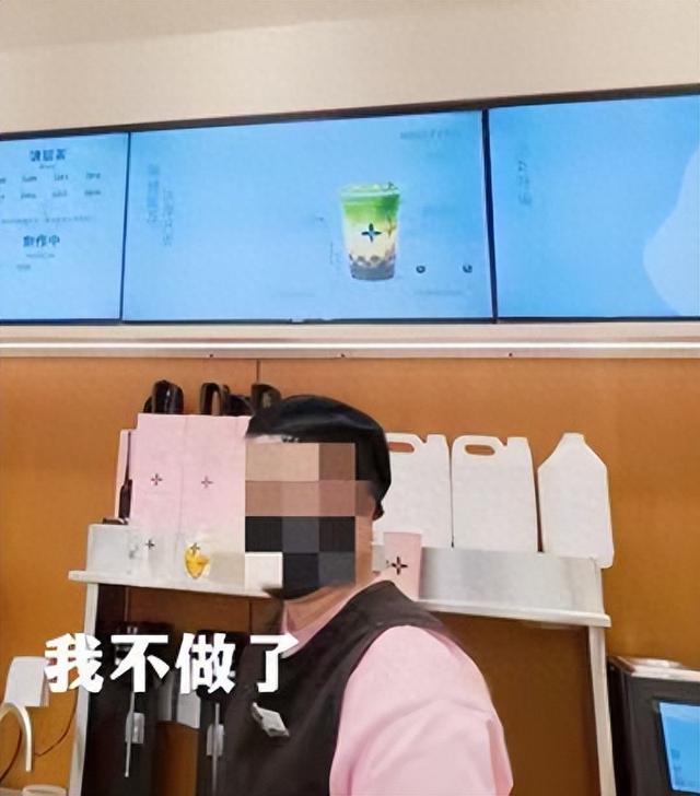 外卖员称奶茶店商家故意不打包让其干等，视频曝光后有人对店铺打差评，商场：该店已暂停营业