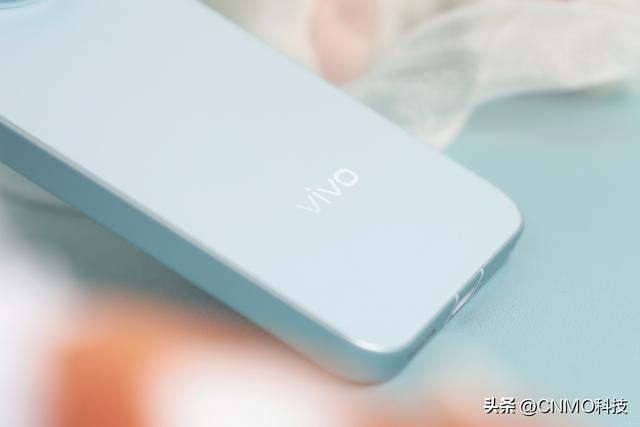 vivo X300图赏：治愈色彩搭配丝绒触感 上手就忍不住想“Rua”！