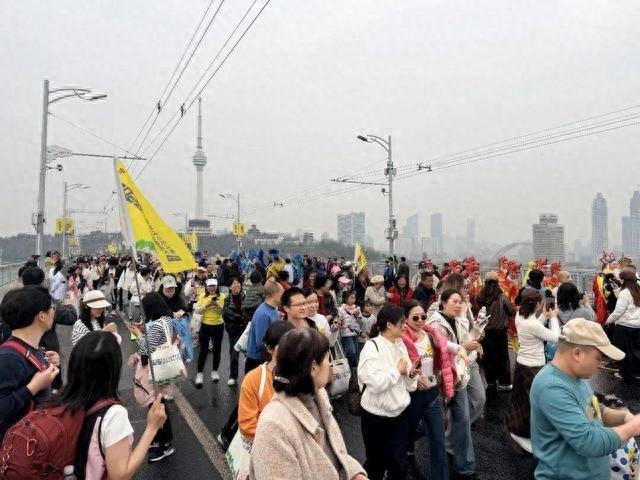 罕见！长江大桥无车变秀场，数千市民“包场”漫步狂欢