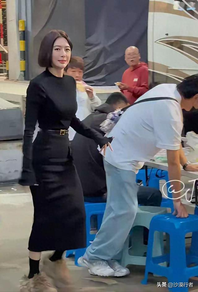 秦岚变化太大了	，胸很大，腰很细，臀部也很大	，身材很像芭比娃娃