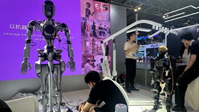 震撼！国内人形机器人最大规模集中亮相，超150台“天团”登上WAIC