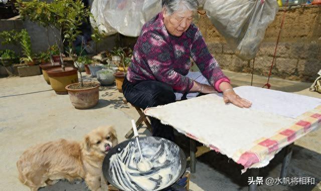 七八十年代之前，每到冬天，老家农村家家户户都要忙着糊“袼子”