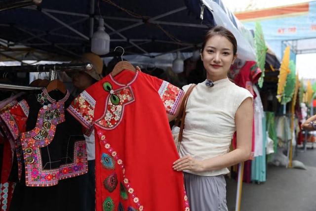 红河元阳14万游客泼热“水花经济”