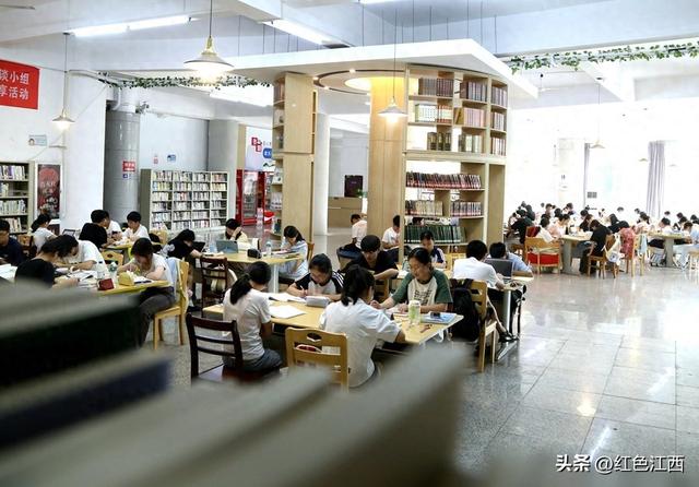 石城县图书馆暑期人气旺 便民举措与阅读活动引客来