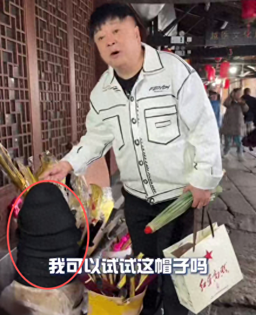网友发视频称浙江安昌古镇游客试戴帽子商户要5元，不买不能试戴，景区：已要求商户明码标价，并在景点设置帽子让游客拍照