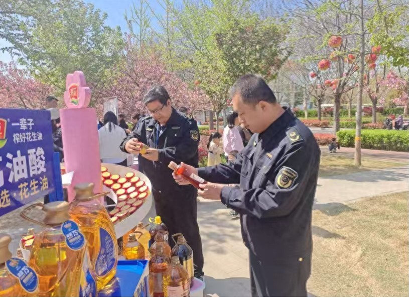 鹤壁淇滨区:樱花季监管在岗 严把市场安全关(图1) 鹤壁淇滨区:樱花季监管在岗 严把市场安全关(图1)