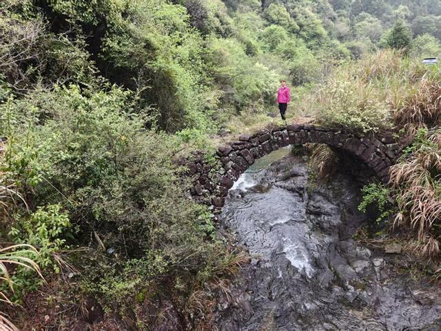 仙居县余下坑村，云卷云舒推窗风满帘，望水望山枝头花盈春