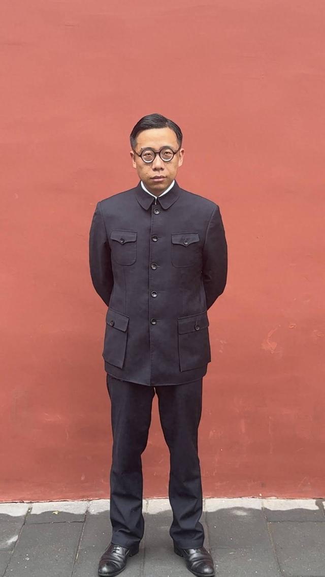 安徽小伙神似溥仪走红 对话当事人：从长相困扰到做自媒体 因一张脸收获超60万粉丝