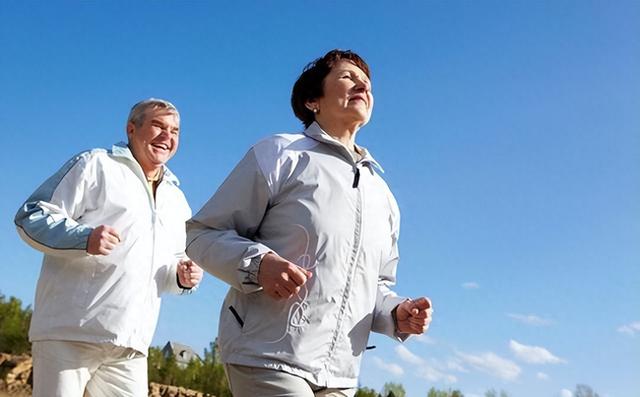 经常散步到底好不好？提醒：60岁以后，散步时要注意好这4点