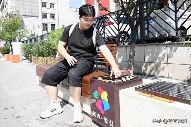 延吉网红弹幕墙对面新增无线充电座椅
