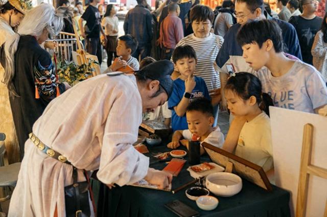 金秋十月去哪儿 万千气象成都行｜岸上猜灯谜，江上赏月 来夜游锦江体验中秋盛宴