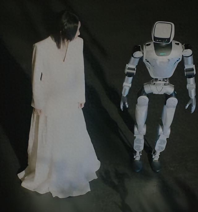 央视秋晚会携手逐际动力人形机器人Oli在三星堆送出中秋祝福