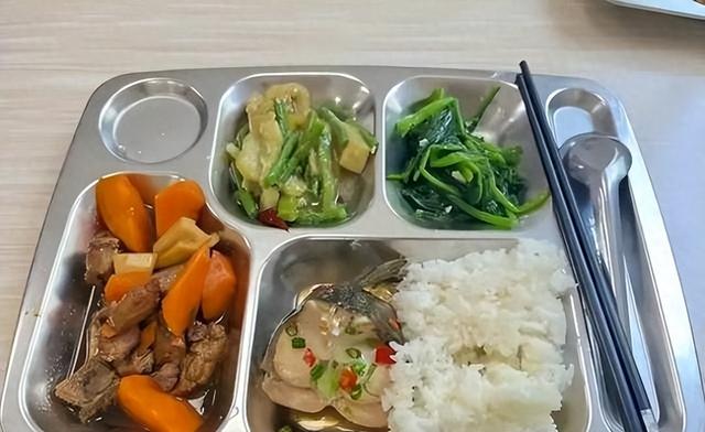 北京下了死命令：2027年底前，所有中小学必须告别“校外配餐”