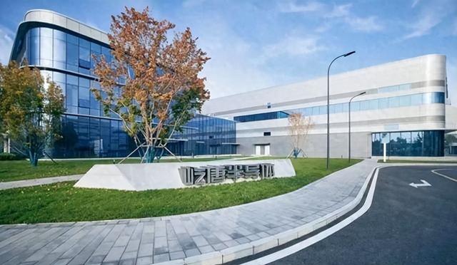 9999万索赔，打脸美国！高端光刻机市场被中国撕开一道口子