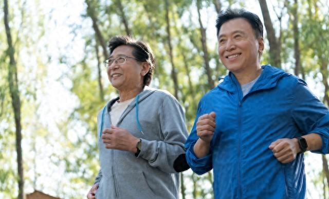 别让养生变伤身，70多岁老人慢跑，四大风险需警惕！