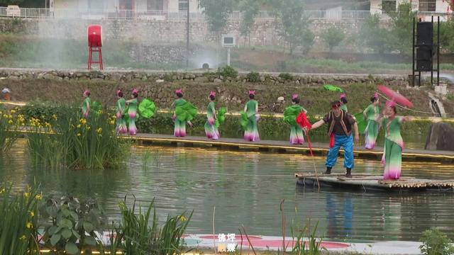 走T台、水幕秀、打铁花......这个“五一”王家湾村太会“玩”→