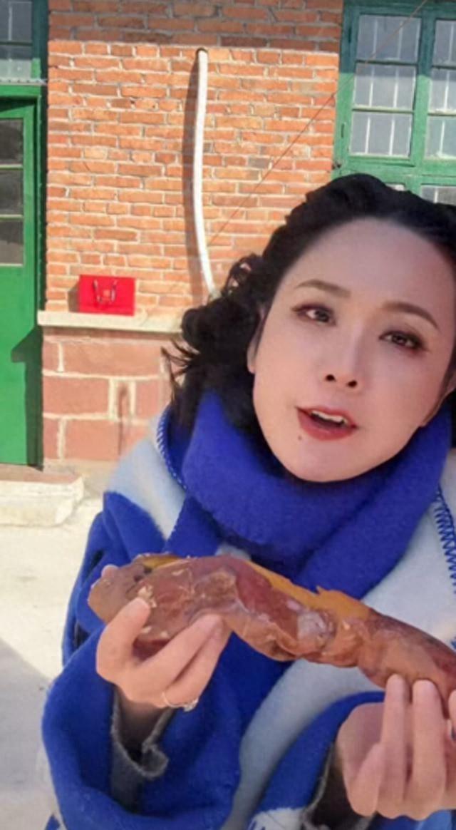 程莉莎陪郭晓东回村，和婆婆住破旧老房吃地瓜，穿3万元大衣喊冷