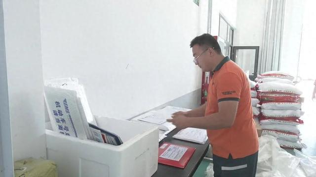 2025年首批高考录取通知书火热派送中