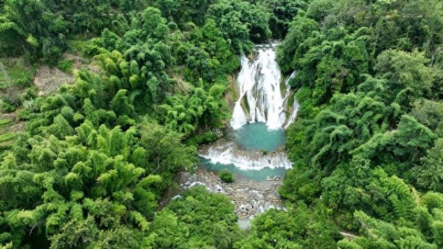 贵州平塘：躲进甲茶觅清凉 暑期游客乐享山水间