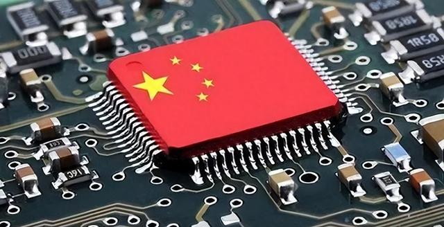 国产芯片刚登场，美国突然松绑禁令，周鸿祎站队背后藏着什么。