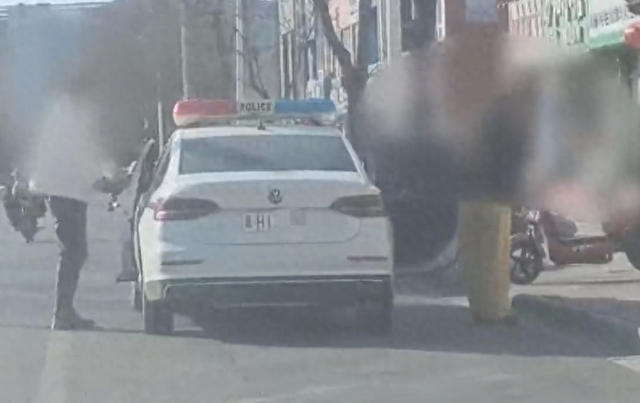 开警车与妻子、母亲购物，承德公安局通报：系辅警，已解除劳动关系