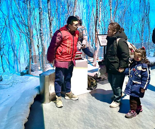 一抹“志愿红”点亮红色之旅