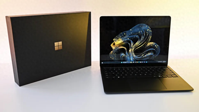 微软50周年纪念版Surface Laptop 7亮相，拥有金色Logo、专属壁纸